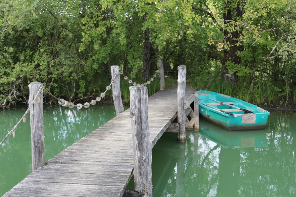 Nos gîtes 1 Gîte insolite accès barque